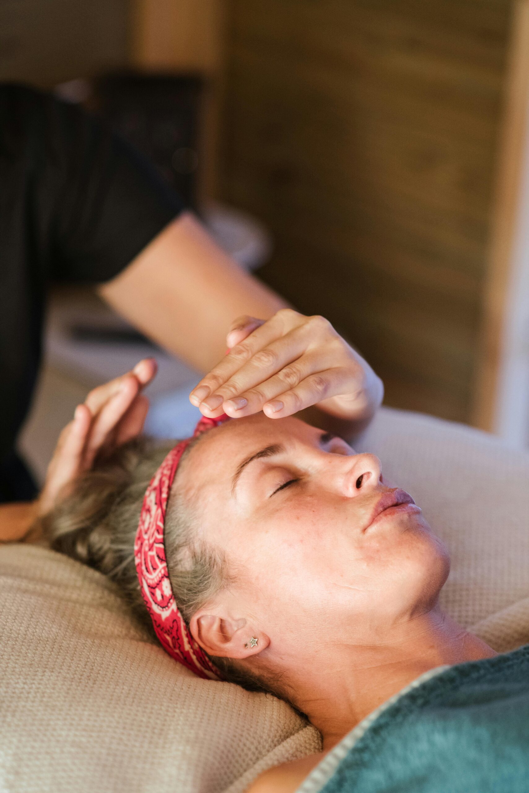 woman practicing reiki on another woman